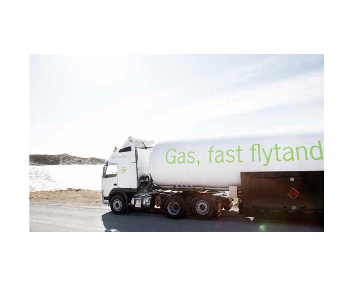 Tankbil med texten "Gas, fast flytande" på sidan, parkerad vid en kustväg.