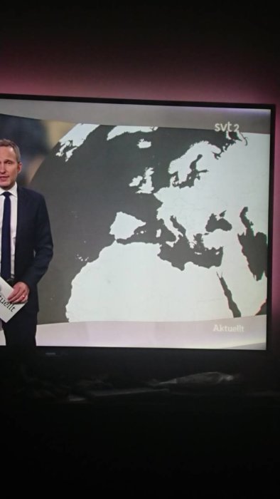 Nyhetspresentatör framför en karta där Sverige ser ut att ha separerats från resten av Skandinavien.