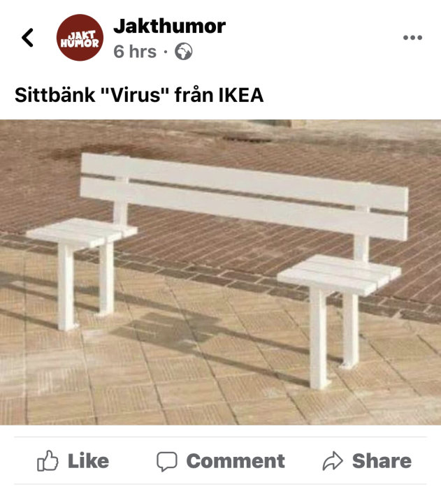 Vit parkbänk med ett extra avstånd mellan sittplats och ryggstöd på ett tegelplattor underlag.