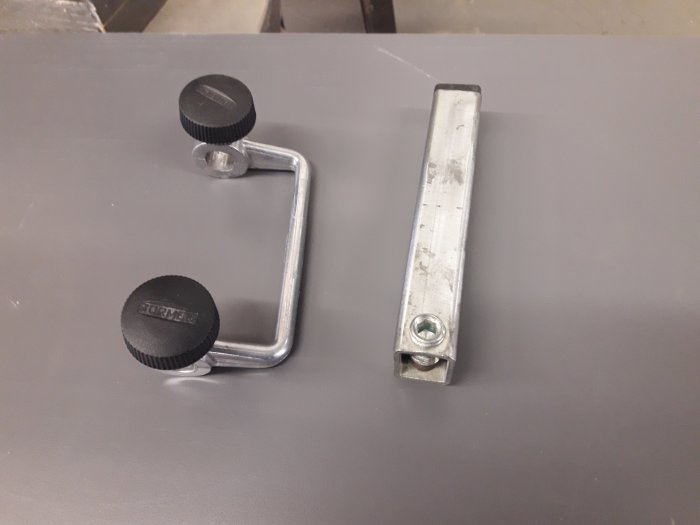 Gammal version av Tormeks stensvarv med handtag och metallprofil på grå bakgrund.