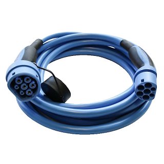 En 7,5 meter lång blå laddkabel för elbil med kontakter i båda ändar.