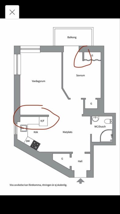 Planritning över en lägenhet med markerade väggar som användaren önskar riva mellan kök/vardagsrum och i sovrummet.