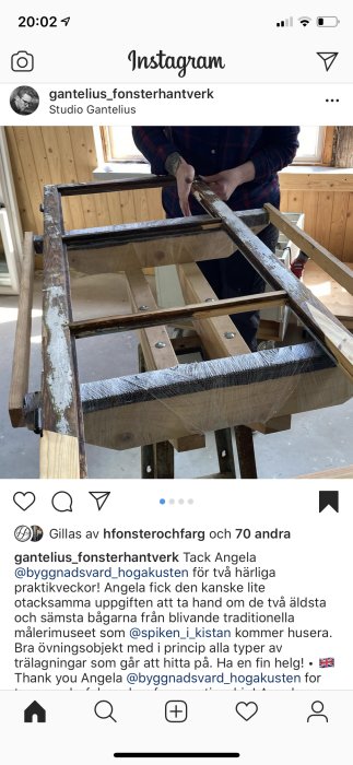 Person restaurerar ett gammalt fönsterbåge i en ljus verkstad, bilden är en skärmdump från Instagram.