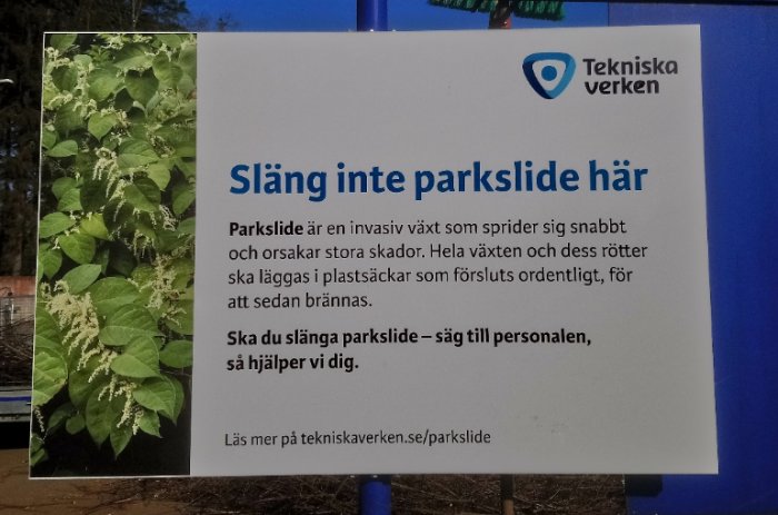 Informationskylt från Tekniska verken som varnar för att slänga parkslide och instruerar hur man korrekt gör sig av med den.