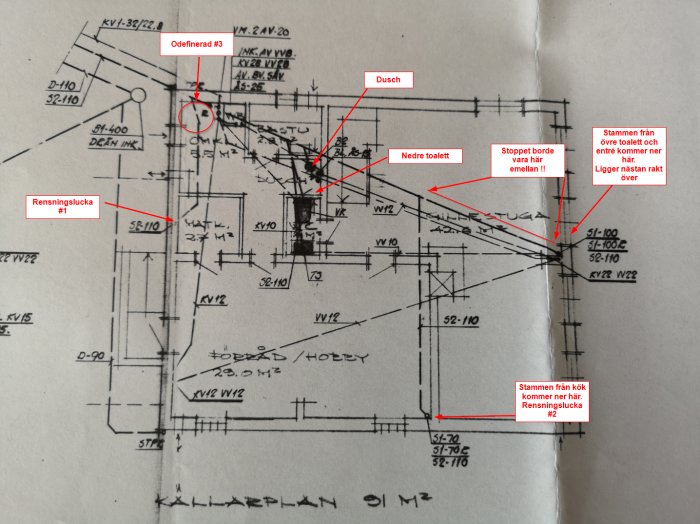 Arkitektonisk ritning av en våning med markerade platser för "Rensningslucka #1", "Odefinierad #3" och andra element.