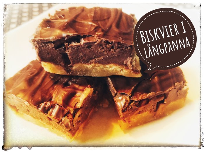 Hembakade biskvier i långpanna med chokladöverdrag och text "BISKVIER I LÅNGPANNA".