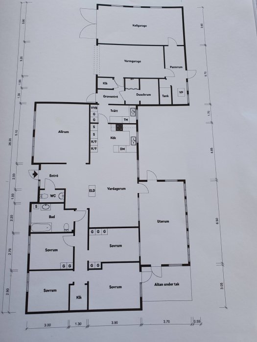 Planritning av ett enplanshus med markeringar för allrum, kök, sovrum och värmekällor som LLVP och kamin.