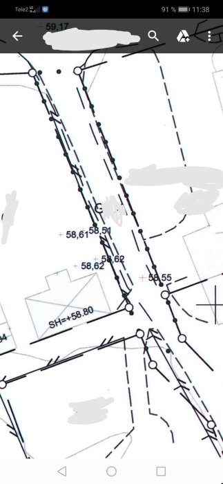 Fastighetskarta som visar träd markerade i grönt och en infart i rosa på en tomt.