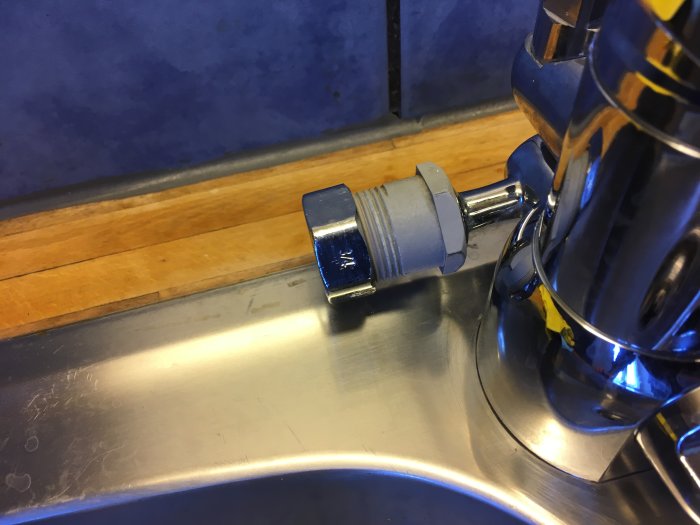 Lock skruvat på grå plastdel vid vask, passar ej korrekt, stopp uppstår.