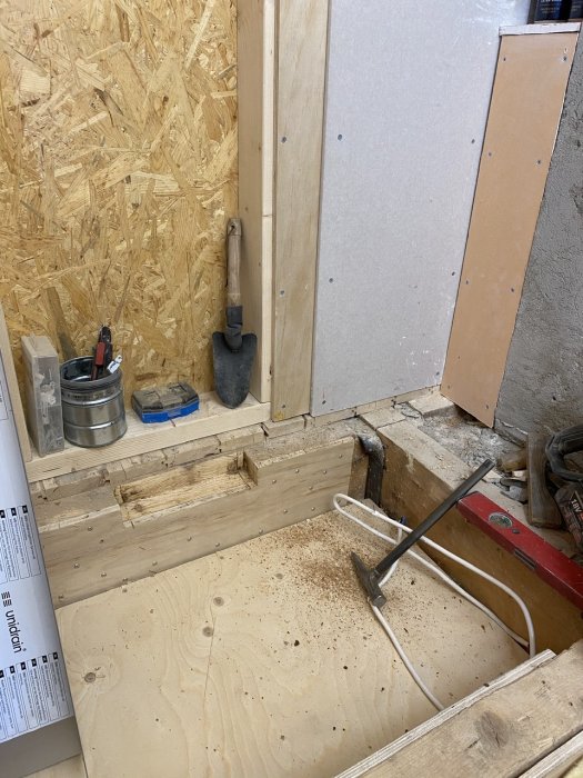Renovering av badrum med urjackad golvbjälke för unidrain golvbrunn och synliga installationer.