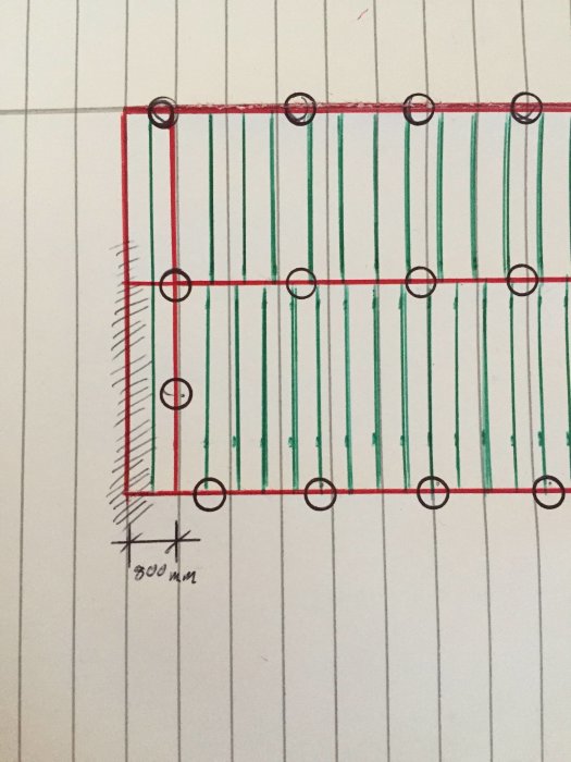 Ritning med markerade plinthål och streckad linje som visar servisledningar, på ett rutat papper.