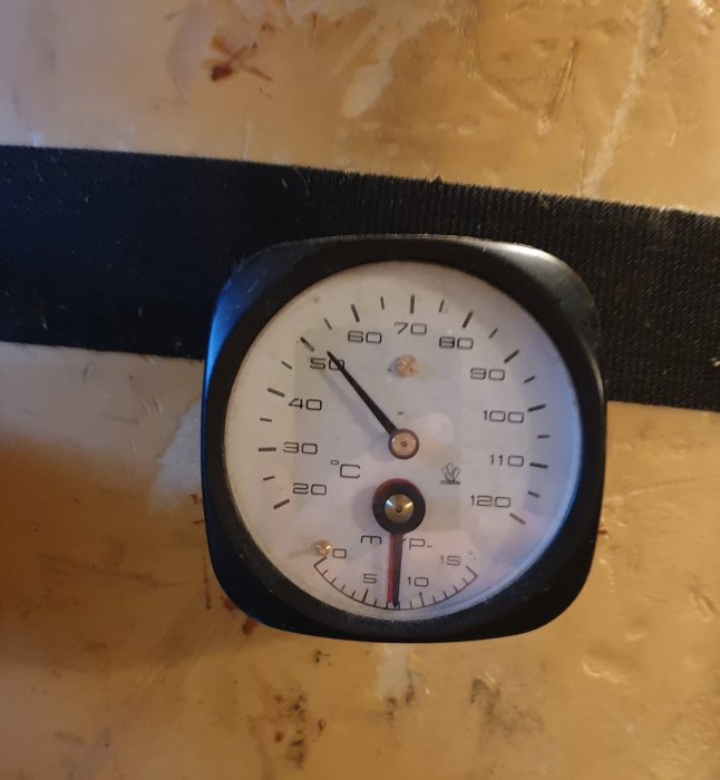 Termometer visar cirka 30 grader, eventuell problemindikator för ackumulatortank.