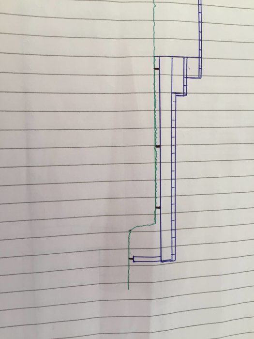 Handritad skiss på anteckningspapper som visar en byggkonstruktion med plintar och ojämna marknivåer.