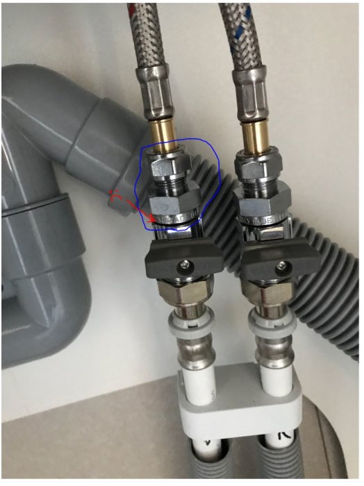 Vattenledningsinstallation med klämringskoppling och nippel som läcker mellan ventilen och nippelförbindelsen.