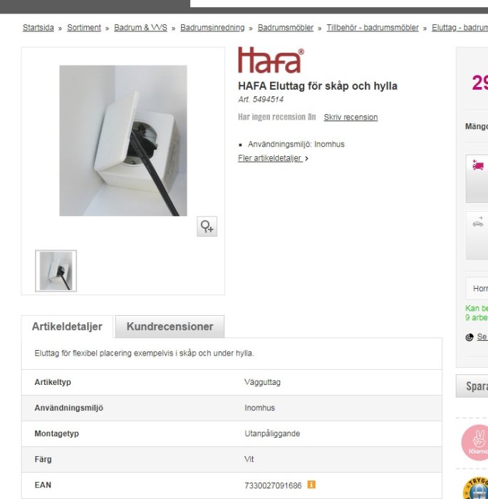 Vit vägguttag avsedd för skåp och hylla, monterad på vägg och ansluten till ett svart elkabel.