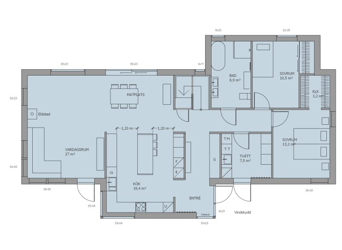 Skiss över en bostadsplanlösning med måttangivelser, visar kök, vardagsrum, sovrum, bad och tvättstuga.