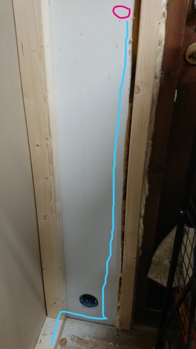 Bild på en vägghörna där en handritad blå linje visar planerad dragning av flexslang och en rosa cirkel markerar plats för trappbrytare.