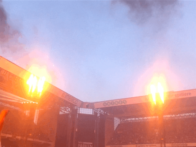 Publik på Rammstein-konsert med stora flammor som lyser upp stadion i Köpenhamn.
