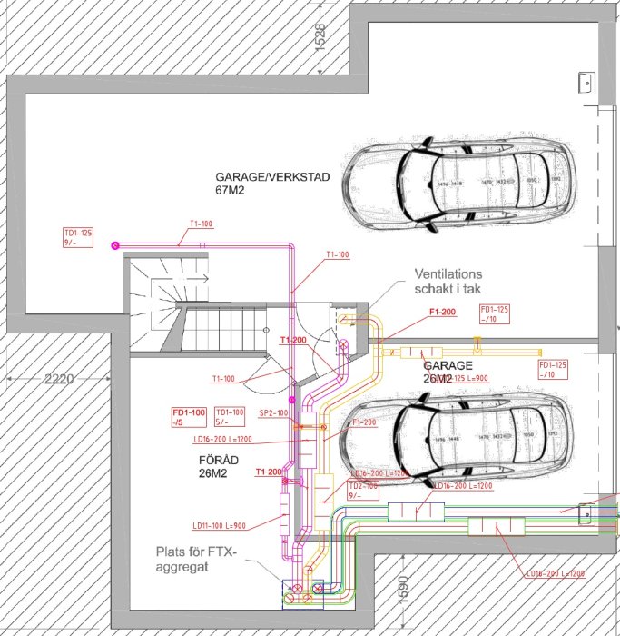 Ritning av hus med markerade ventilationskanaler och FTX-aggregat i garage och förråd.