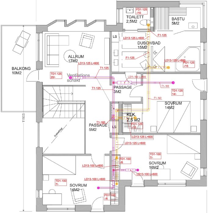 Ritning över hus med markerade ventilationssystem och rörsystem för luftcirkulation och återvinning.