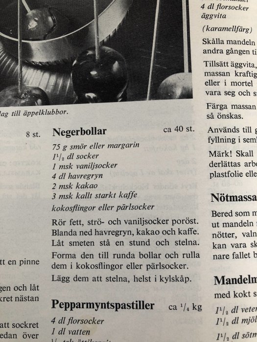 Svartvit bild på en uppslagen kokbok med recept på "Negerbollar", en benämning som idag anses olämplig och föråldrad.