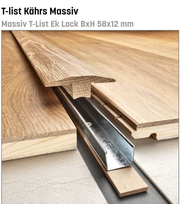 Massiv ek T-list i närbild ovanpå ett parkettgolv bredvid dess monteringsskena.
