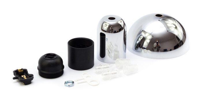 Komponenter till lampset inklusive metallsockel, kabelklämma, plastdelar och kromad lampkupa.