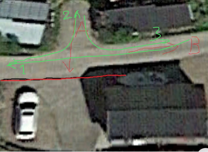 Satellitbild av två tomter med markerade infarter och potentiell T-formad vändplan.