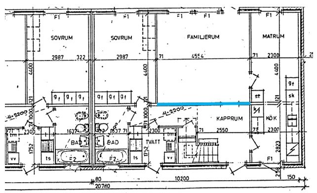 Svartvit planritning av ett hus med markerade rum som sovrum, familjerum, och kök samt måttangivelser.