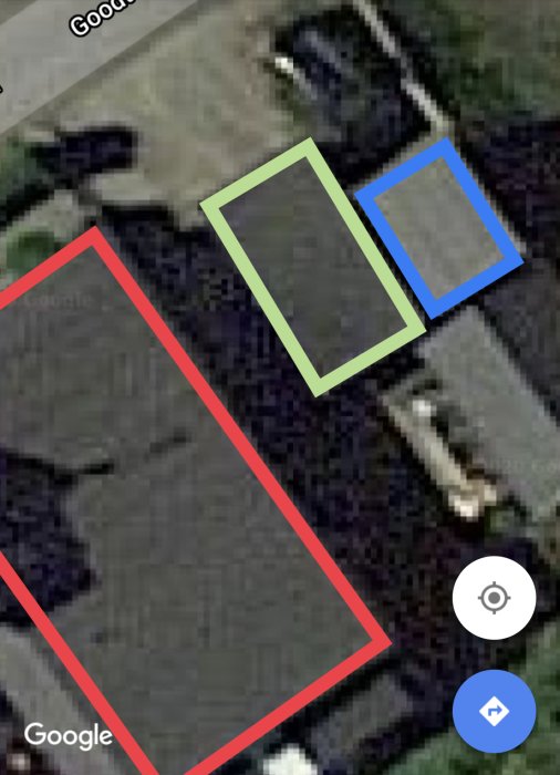 Luftbild av en fastighet markerad med rött för huset, grön för befintlig carport och blått för förråd.