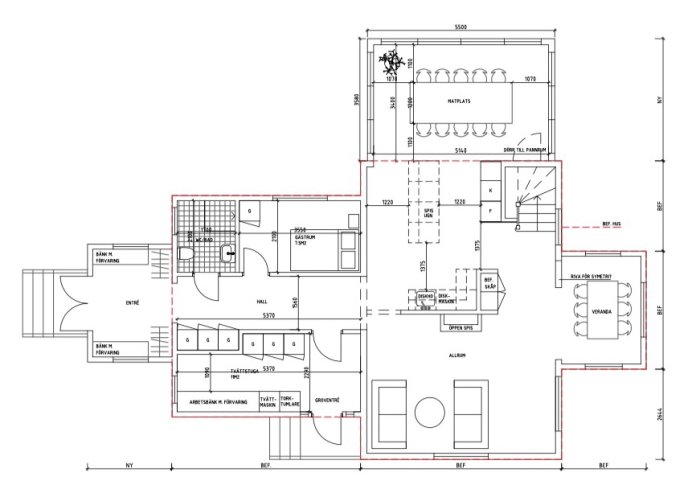 Arkitektritning av en husplan med markerade befintliga och nya delar samt måttangivelser.