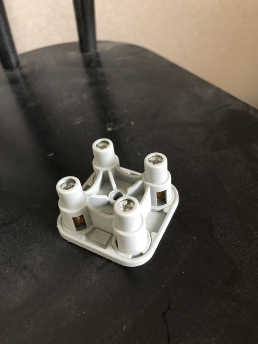 ABB-kopplingsklämma med flera anslutningar på svart bord.