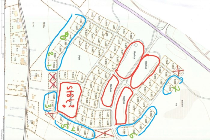 Tomtkarta med markerade områden nära park och höjdpunkter för potentiell utsikt över fjärden.