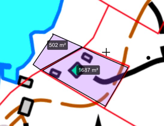 Karta över en fastighet med två markerade stugor och angivna ytmått, omgiven av ojämn terräng och närliggande vattenkropp.