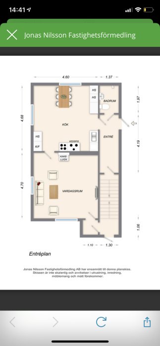 Ritning av husets entréplan som visar väggar mellan hall, kök och vardagsrum.