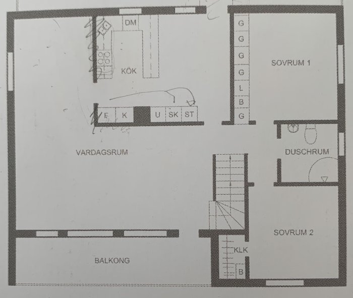 Svartvit planlösning av en lägenhet med kök, vardagsrum, två sovrum, balkong och duschrum markerade.