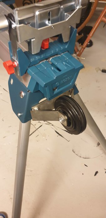 Alt: Ett verktygsställ med hjul, 120mm i diameter, med fällbara ben redo för transport.