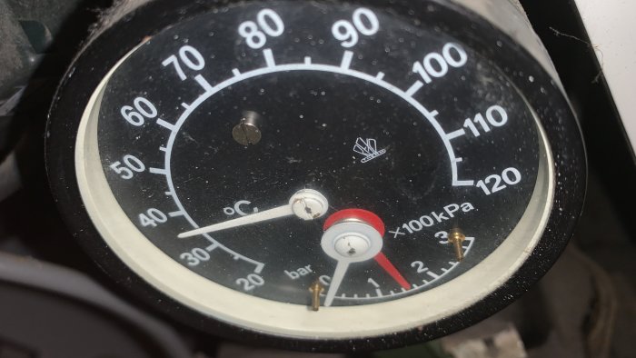 Manometer visar högt tryck och temperatur i ett värmesystem.