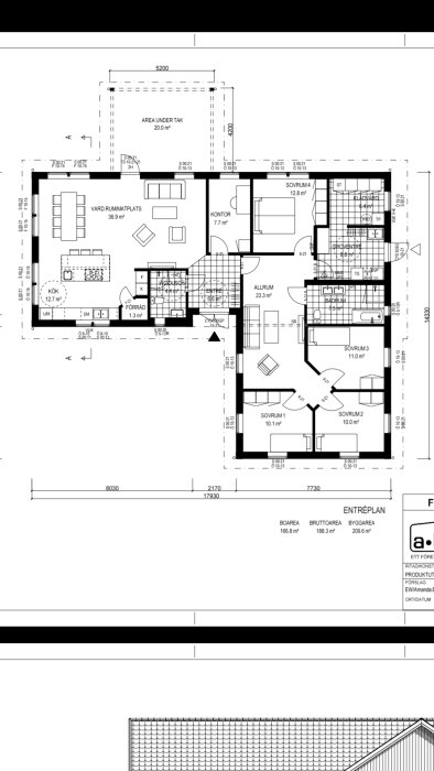 Svartvit ritning av husets entréplan med märkta rum som kök, sovrum och vardagsrum.