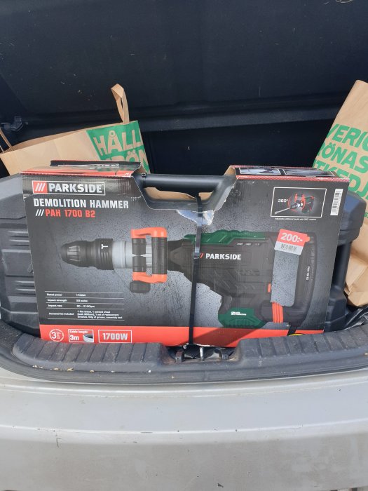 Parkside rivningshammare PAH 1700 B2 i förpackning i ett bilbagage, såld för 200 kr.