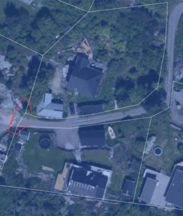 Satellitbild över ett bostadsområde med en återvändsgränd utan vändplan vid fastighetsgränsen.