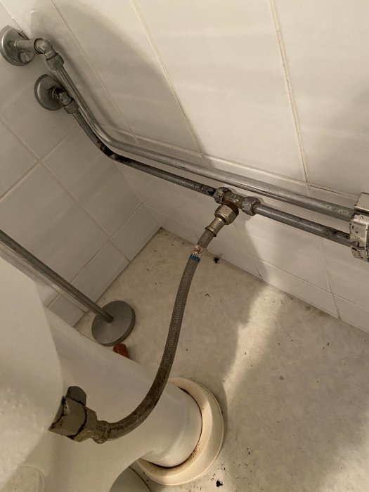Vattenrör och kopplingar bakom en WC, förfrågan om lämplig ballofix och koppling.
