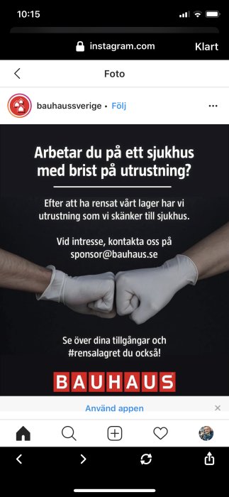 Två händer med vinylhandskar knyter nävarna mot varandra i en gest av solidaritet, mot en mörk bakgrund.