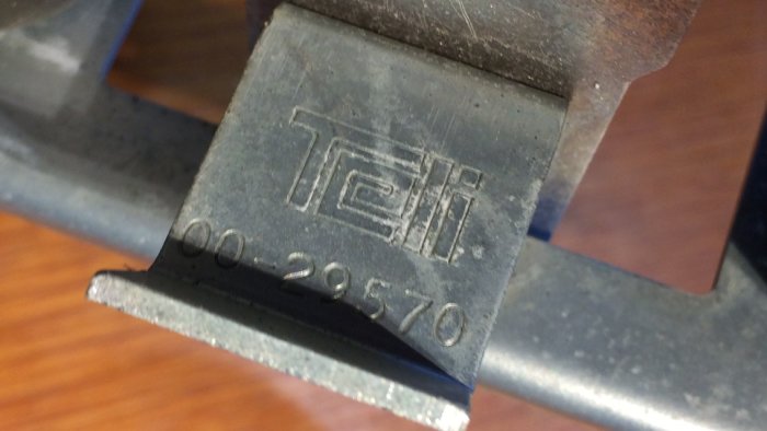 Närbild av en gammal Teli-märkt komponent med texten "00-28570" avsedd för inbrottslarm.