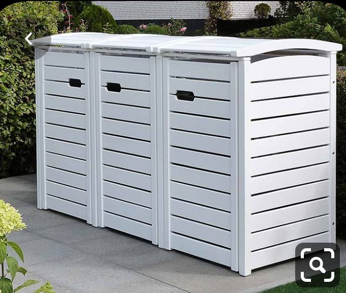Vit förvaringsenhet för döljning av soptunnor placerad på en patio.