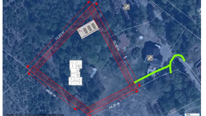 Satellitbild av tomt med utritade mått, planlösning av enplanshus och garage samt potentiell väg.