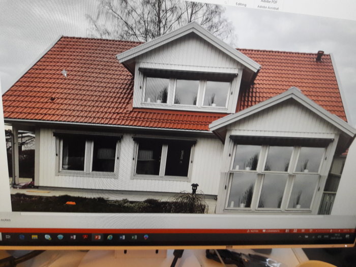 Collage på skärm som visar vit husfasad med sadeltak och en tillbyggnad med matchande takkupa.