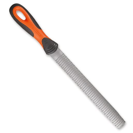 En metallrasp med slät och halvrund sida samt orange och svart handtag.