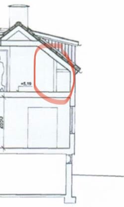 Ritning av ett hus i sektion som visar takstolarna och stöttor, med en röd markering runt stöttorna.