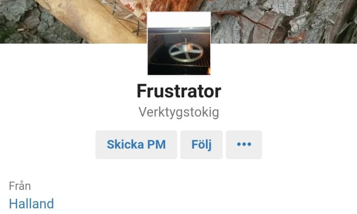 Profilbild på användare "Frustrator" med en fläkt i en ugn mot en bakgrund av ved.